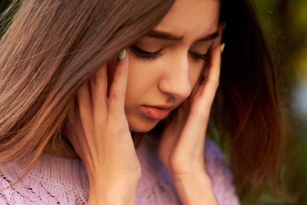 Frau mit Kopfschmerzen, Migräne oder Stress. Hilfe, Kommunikationsprobleme, Überarbeitung des Konzepts