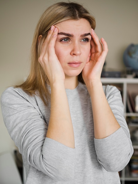 Foto frau mit kopfschmerzen