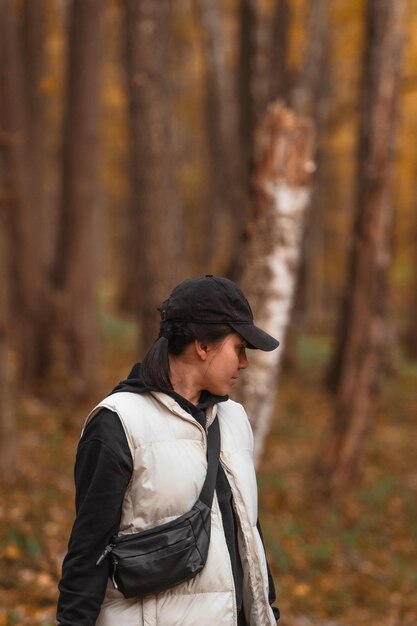 Foto frau mit korb sucht nach pilzen im herbstwald