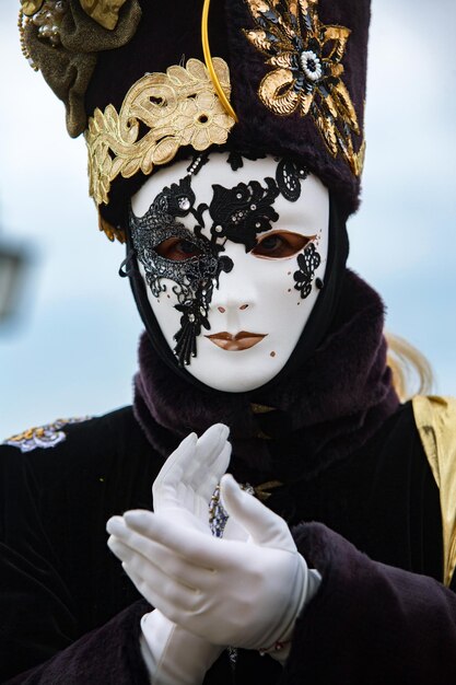 Foto frau mit kostüm und maske während des karnevals in venedig