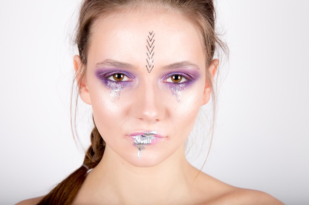 Foto frau mit kreativem make-up auf weiß