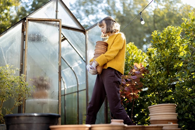 Frau mit Krügen im Garten