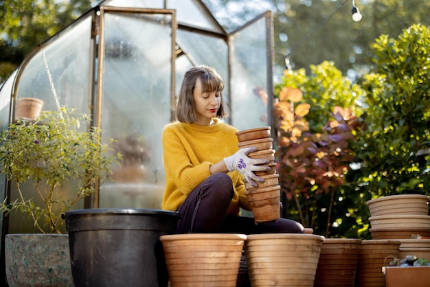 Frau mit Krügen im Garten