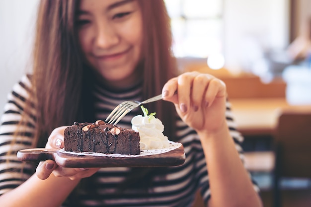 Frau mit Kuchenschokolade