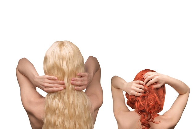 Frau mit langen blonden und lockigen Haaren