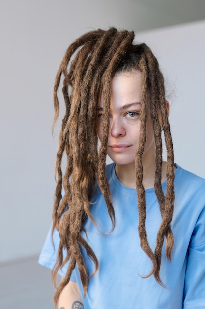 Foto frau mit langen freien dreadlocks