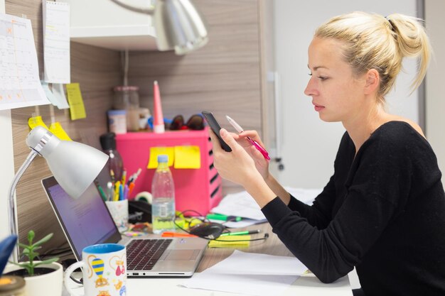 Foto frau mit laptop auf dem tisch