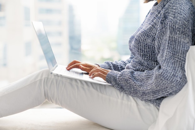 Foto frau mit laptop-computer, neuer lebensstil von menschen, die laptops verwenden, um von überall aus zu arbeiten