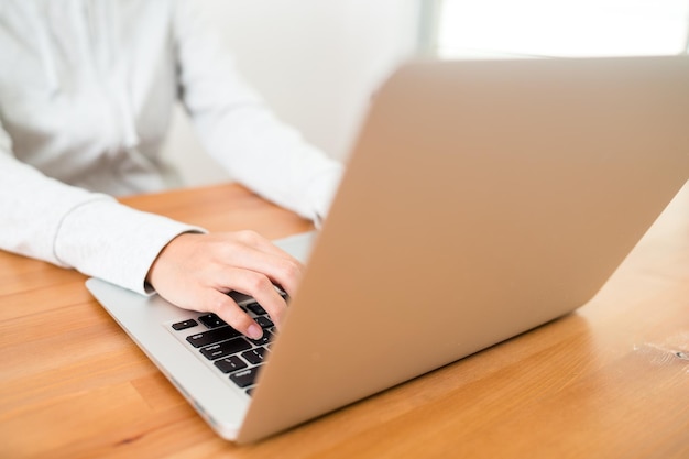 Frau mit Laptop-Computer zu Hause