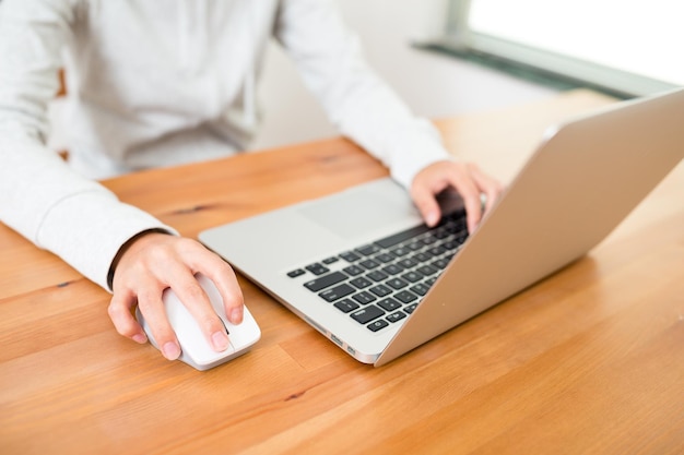 Frau mit Laptop-Computer