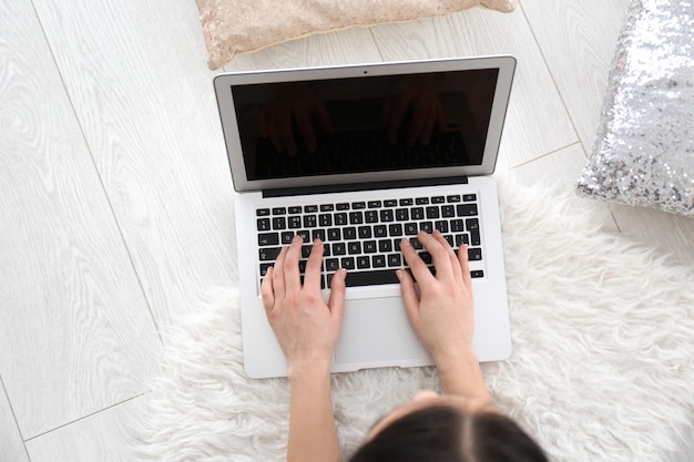 Frau mit Laptop drinnen Nahaufnahme