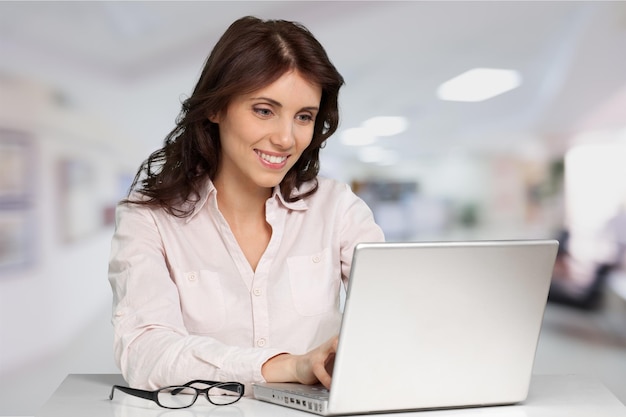 Frau mit Laptop im Büro