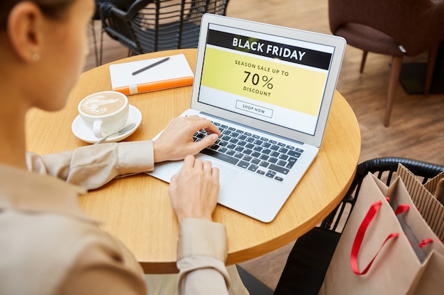 Frau mit Laptop im Café