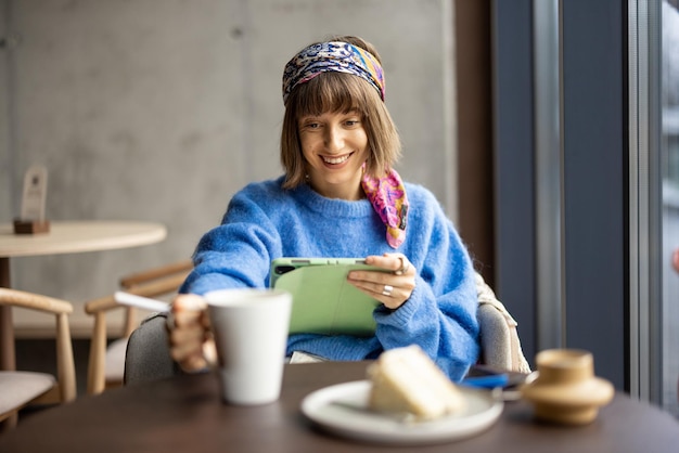 Frau mit Laptop im Café