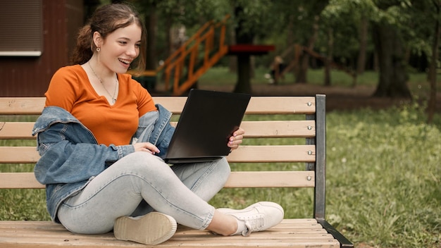 Frau mit Laptop im Park