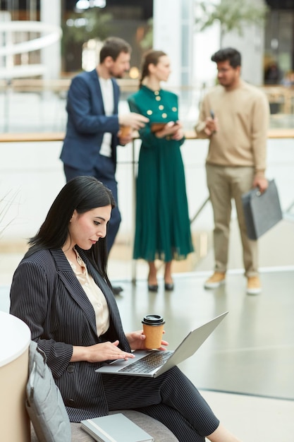 Frau mit Laptop im Wartebereich