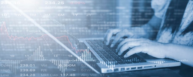 Frau mit Laptop mit Planung und Strategie Aktienmarkt Geschäftswachstum nach unten Konzept der Finanzkrise Echnical Price Graph und Indikator Red Candlestick Chart mit Analyse des Devisenhandels