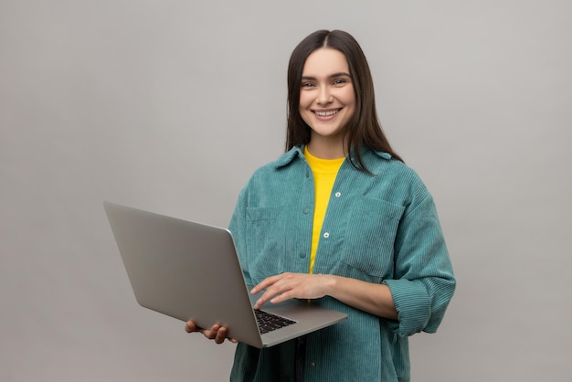 Frau mit Laptop und Computer für Bildung oder Online-Job und Blick in die Kamera