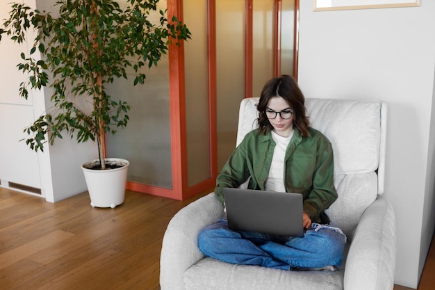 Frau mit Laptop zu Hause