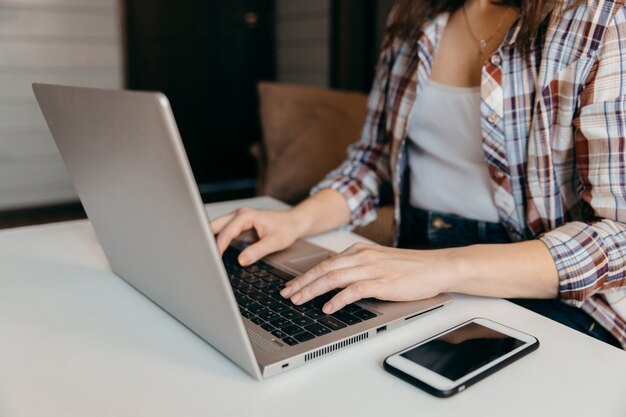 Frau mit Laptop zum Chatten