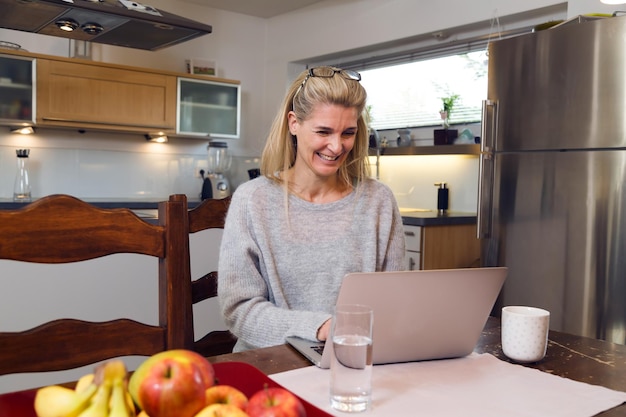 Frau mit Laptop