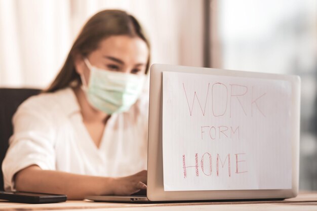 Foto frau mit laptop