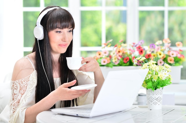 Frau mit Laptop