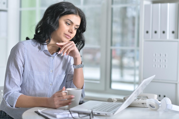 Frau mit Laptop