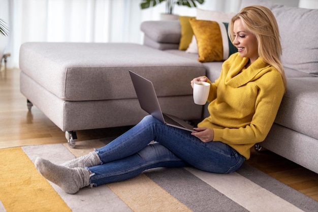 Frau mit Laptop