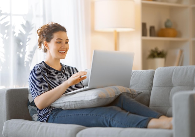 Frau mit Laptop