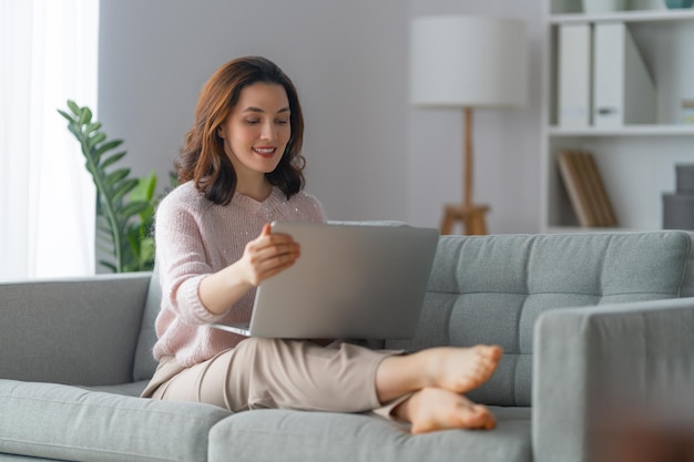 Frau mit Laptop