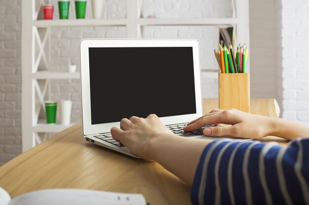 Frau mit Laptop