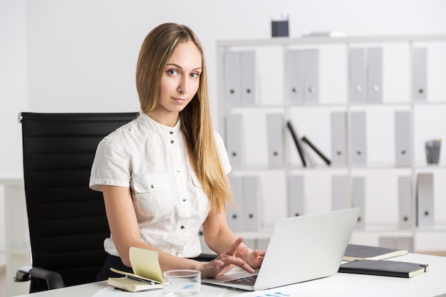 Frau mit Laptop