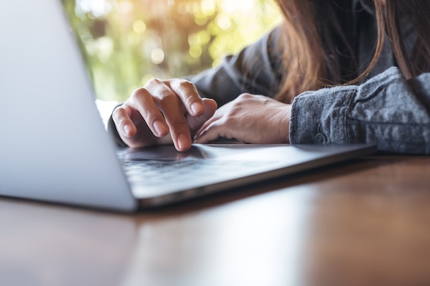 Frau mit Laptop