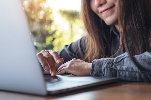 Frau mit Laptop