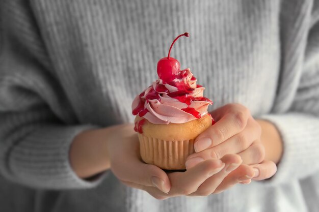 Frau mit leckerem Cupcake zum Valentinstag