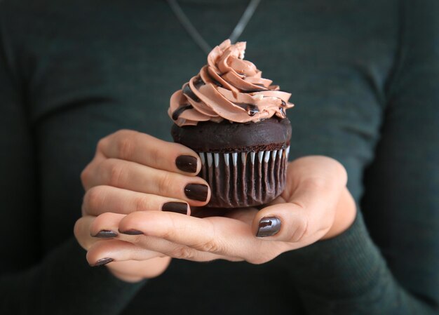 Frau mit leckerem Schokoladenkuchen zum Valentinstag