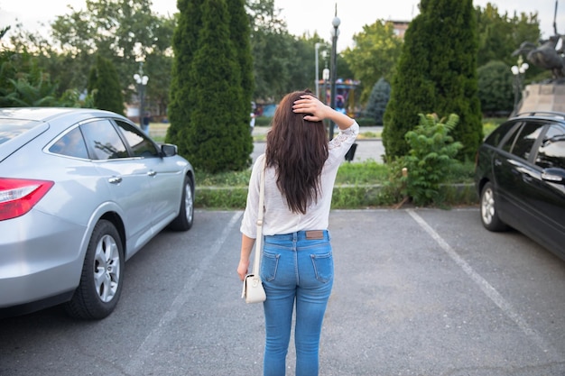 Frau mit leerem Parkplatz