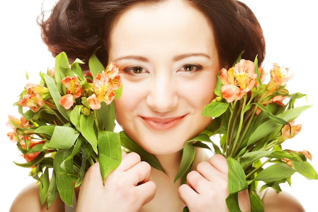 Frau mit leuchtend rosagelben Blumen