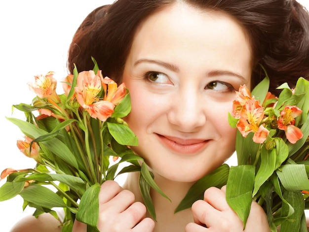 Frau mit leuchtend rosagelben Blumen