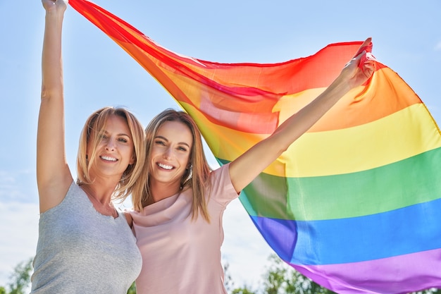 Frau mit LGBT-Flagge im Freien. Foto in hoher Qualität