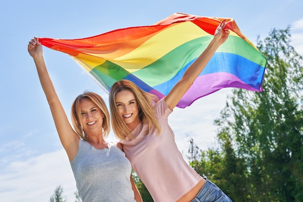 Frau mit LGBT-Flagge im Freien. Foto in hoher Qualität