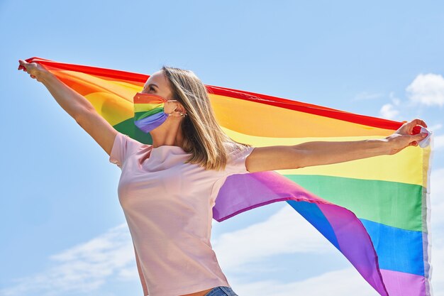 Frau mit LGBT-Flagge im Freien. Foto in hoher Qualität