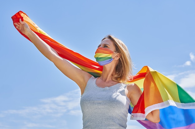 Frau mit LGBT-Flagge im Freien. Foto in hoher Qualität