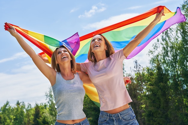 Frau mit LGBT-Flagge im Freien. Foto in hoher Qualität