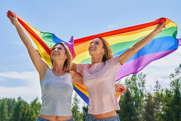 Frau mit LGBT-Flagge im Freien. Foto in hoher Qualität