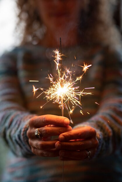 Frau mit Licht für Neujahr und Weihnachtsfeier