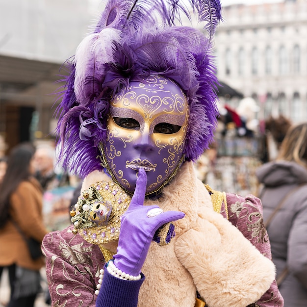 Frau mit lila Maske in Venedig