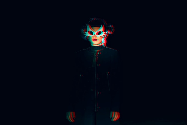 Frau mit Maske auf schwarzem Hintergrund