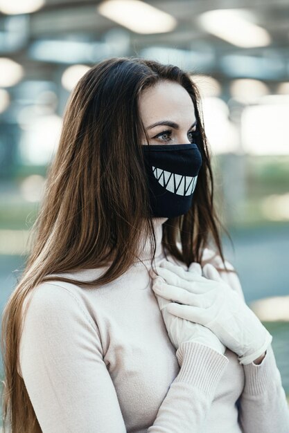 Foto frau mit maske, die wegblickt